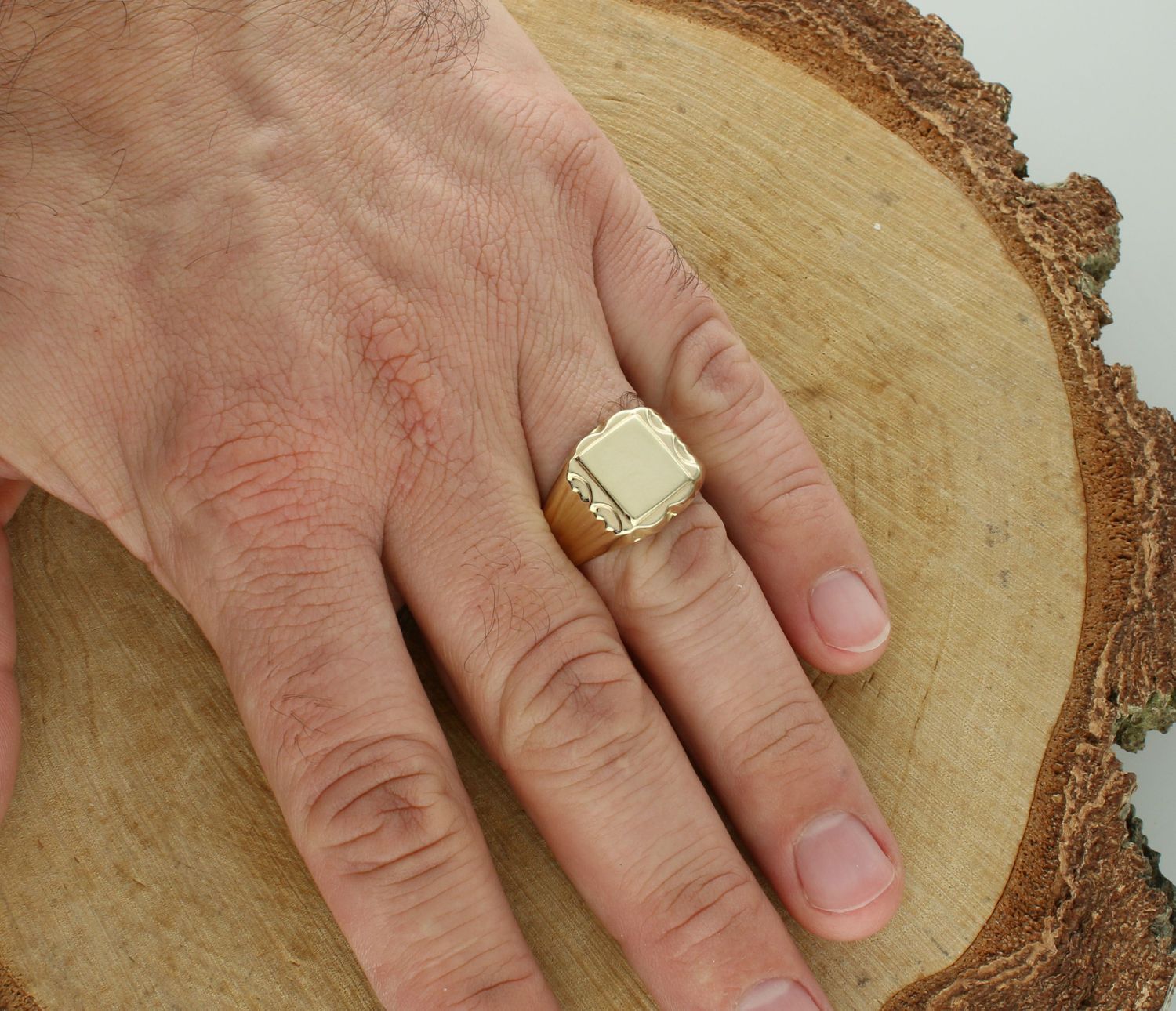 Pierścionek sygnet próba 585, SY 122A 585 Złoty pierścionek sygnet z grawerowanymi bokami SY 122A 585. Męski sygnet wykonany próby złota 585. Męska biżuteria idealna na wszelkie okazje.1.jpg